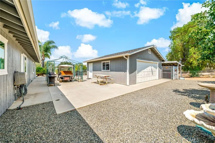 Walkway between detached garage and home