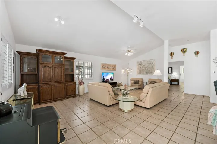 Features include high ceilings, tiled flooring and windows shutters