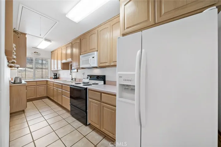 Kitchen w oven/range, microwave and refrigerator included.