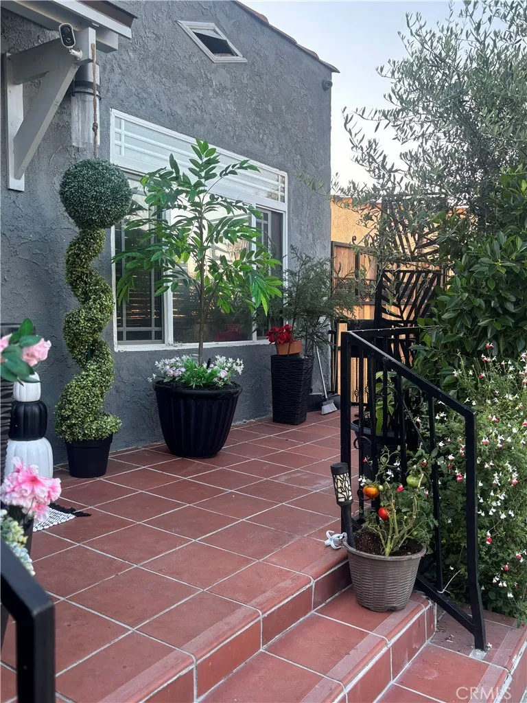 5820 Cimarron Street, Los Angeles, California 90047 home-pic-1
