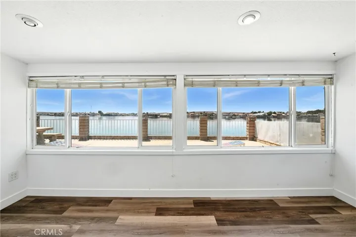 BEDROOM LAKEVIEW