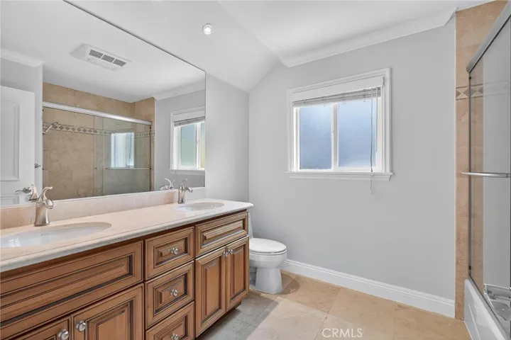 Upstairs Full bathroom