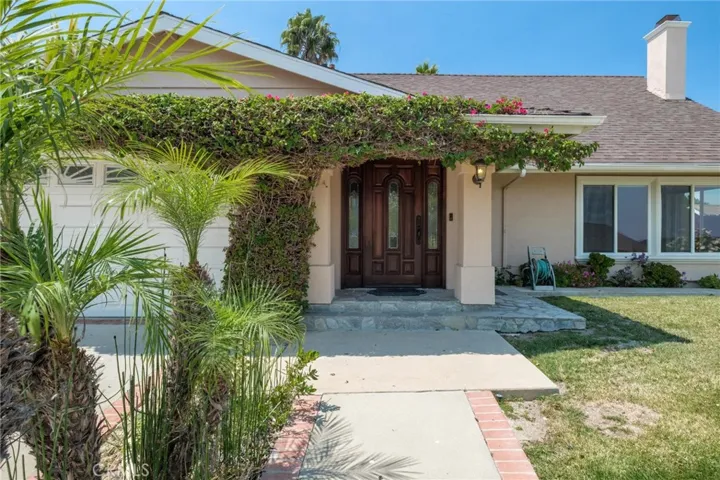 Lots of curb appeal!