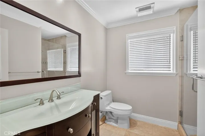 Guest bathroom
downstaris
