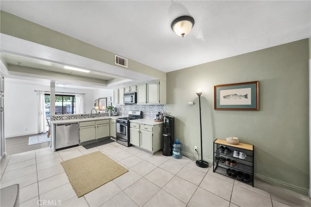 2172 Falcon Crest Drive, Riverside, California 92506 home-pic-7