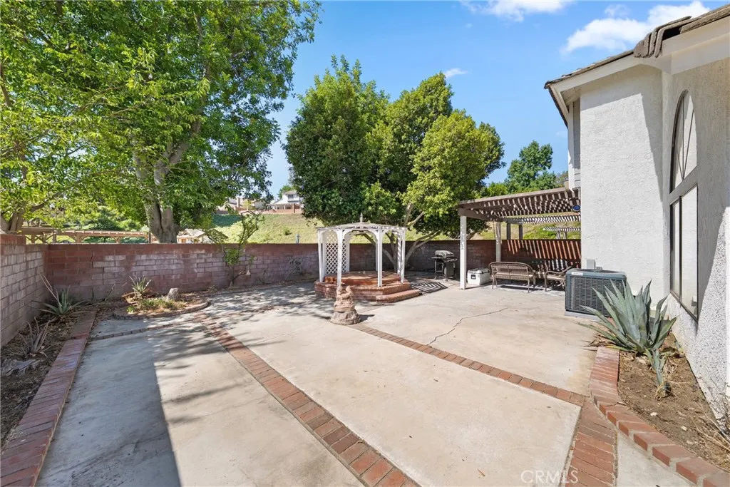 2172 Falcon Crest Drive, Riverside, California 92506 home-pic-20