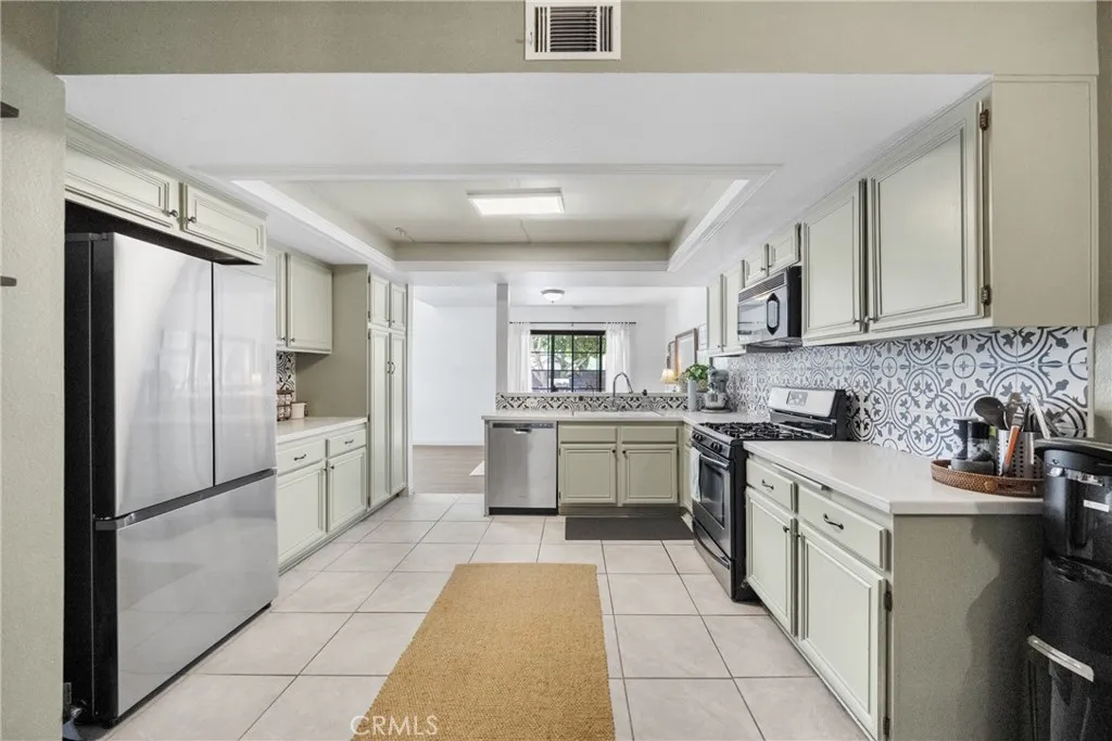 2172 Falcon Crest Drive, Riverside, California 92506 home-pic-8