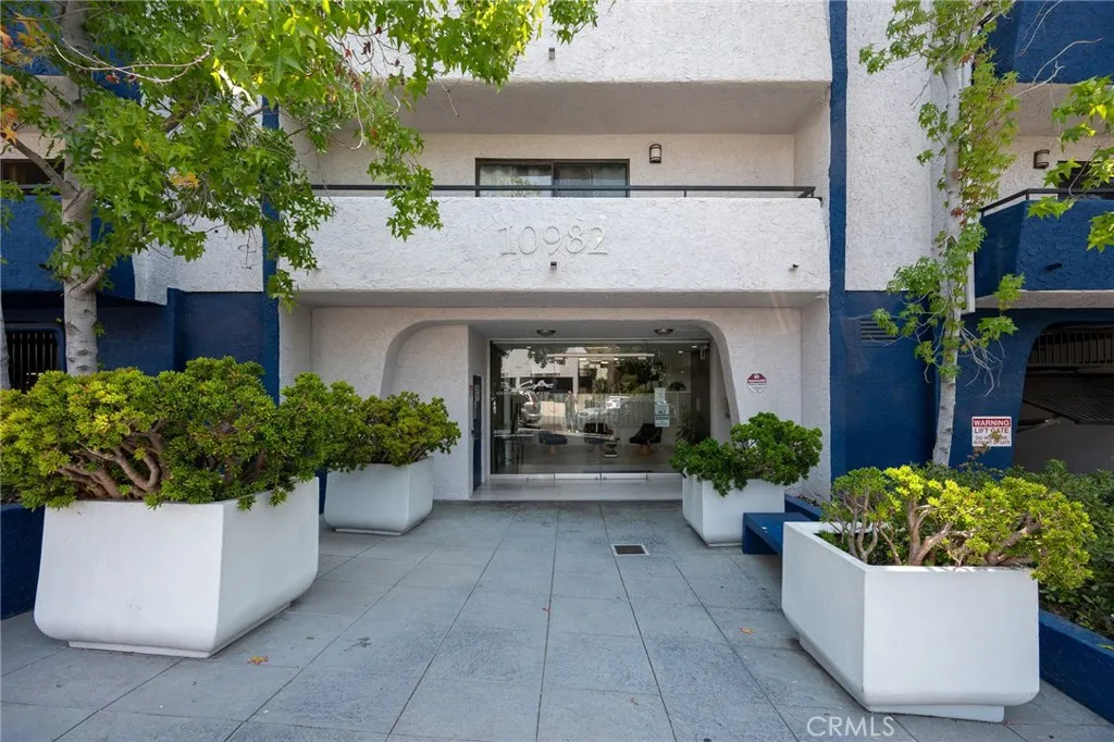 10982 Roebling Avenue 533, Los Angeles, California 90024, 2 Bedrooms Bedrooms, ,2 BathroomsBathrooms,Residential Lease,For Rent,Roebling,WS25177316