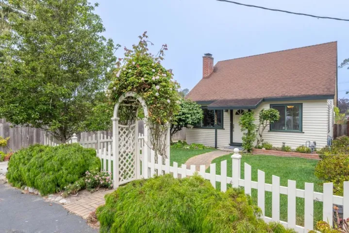 1222 Lincoln Avenue, Pacific Grove, California 93950
