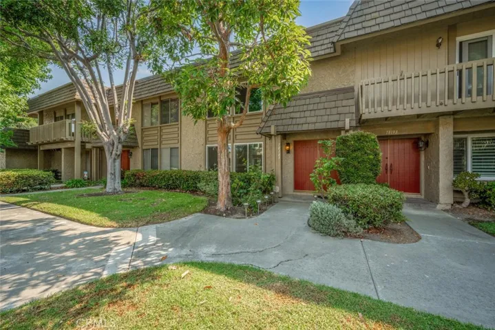 South Tiburon Community 3 bedroom 3 bathroom with 1,656 square feet of living space, peaceful interior location close to clubhouse and greenbelt frontage.