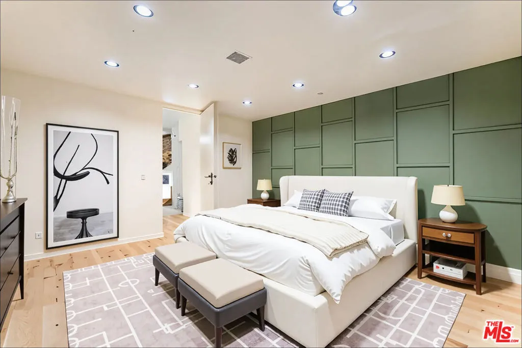 1610 Viewmont Drive, Los Angeles, California 90069 home-pic-12