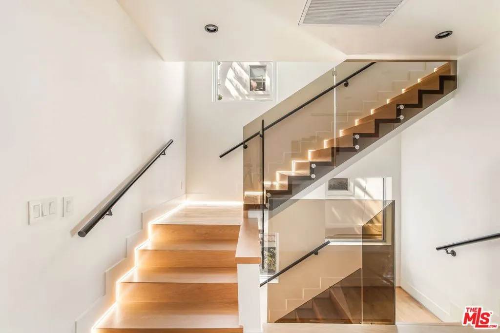 1610 Viewmont Drive, Los Angeles, California 90069 home-pic-14