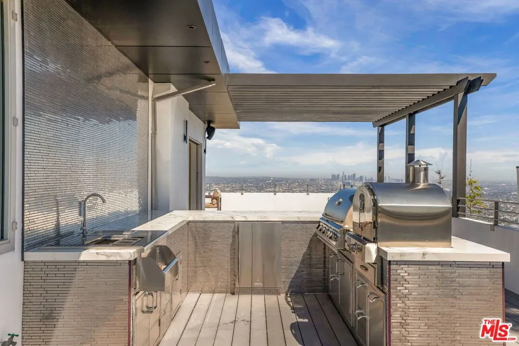 1610 Viewmont Drive, Los Angeles, California 90069 home-pic-18