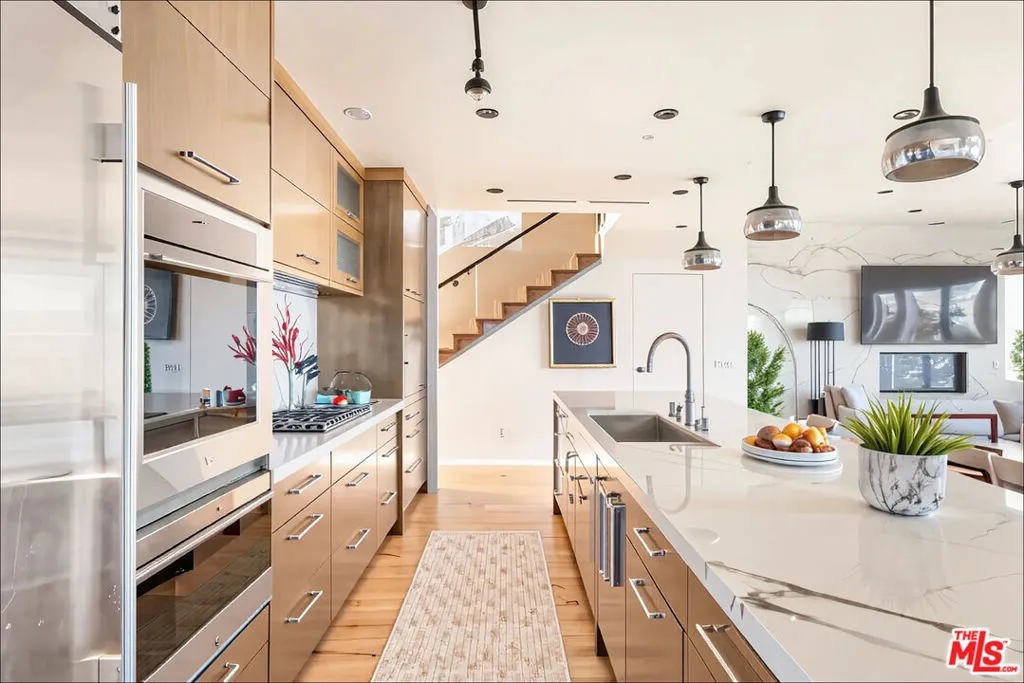 1610 Viewmont Drive, Los Angeles, California 90069 home-pic-6