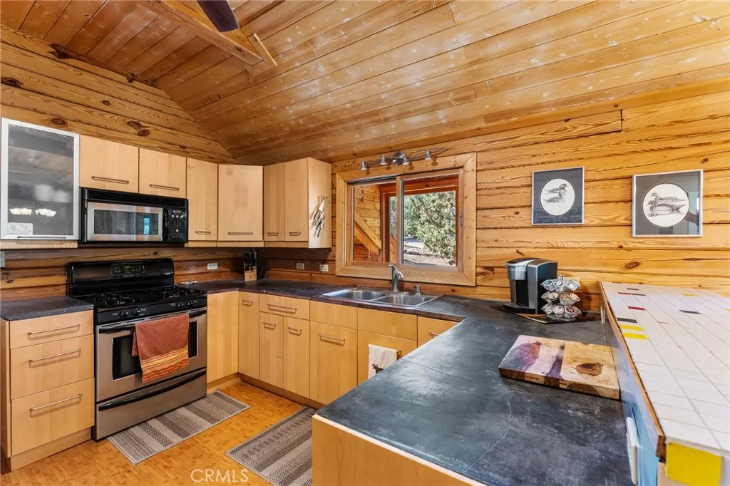 298 Dixie Lee Lane, Big Bear Lake, California 92386 home-pic-13