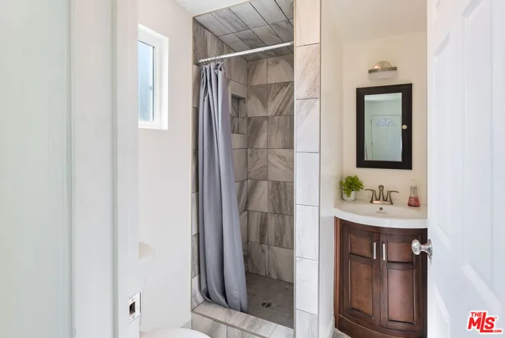 12041 Hartsook Street, Valley Village, California 91607