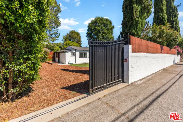 12041 Hartsook Street, Valley Village, California 91607