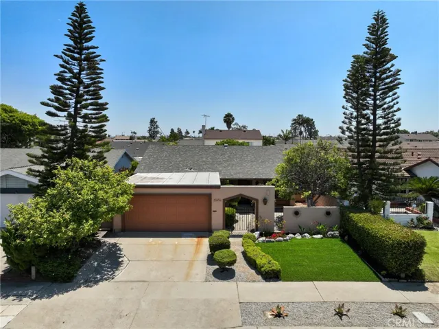 Green Meadows – Harbor City
Beautifully Updated Single-Story Home | 4 Beds | 2 Baths | 1,575 Sq Ft | Enjoy the brand-new front landscaping, including lush grass, a welcoming walkway, and drought-tolerant plants.