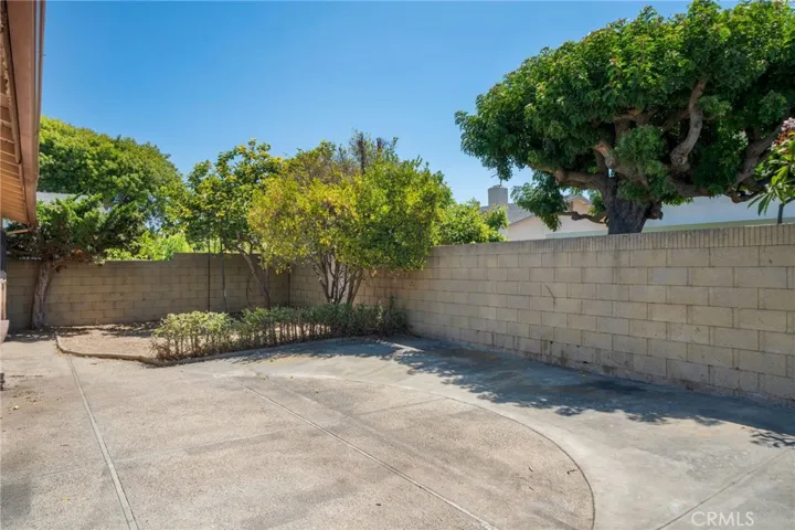 **without virtual staging ** The generous backyard is a blank canvas, ready for your personal touch – garden, play space, or outdoor retreat.