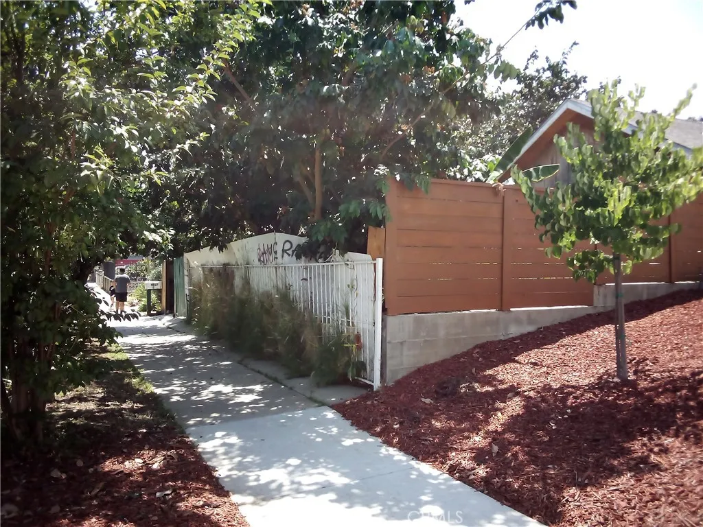 1127 N Commonwealth Avenue, Los Angeles, California 90029 home-pic-11