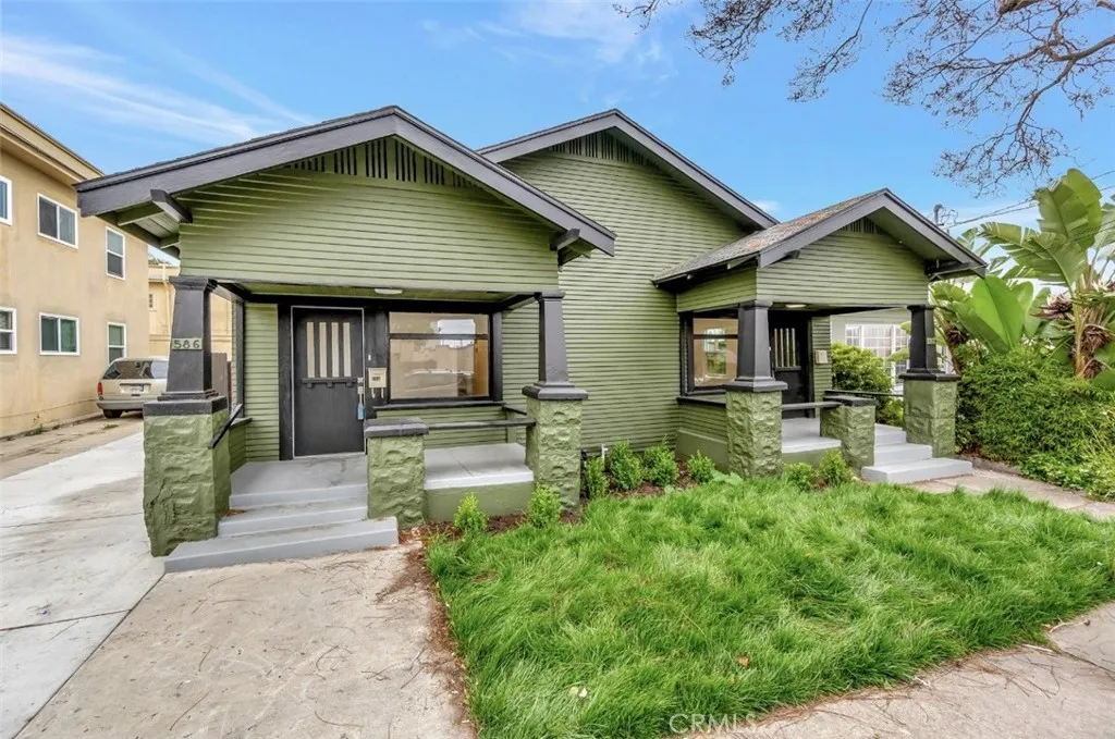 586 W 12th Street, San Pedro, California 90731, 2 Bedrooms Bedrooms, ,1 BathroomBathrooms,Residential Lease,For Rent,12th,OC25178896