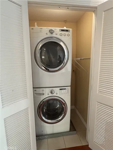STACKABLE LAUNDRY CLOSET