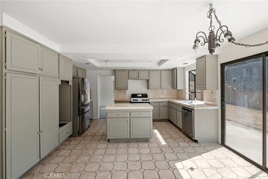 24735 Thornberry Circle, Moreno Valley, California 92557 home-pic-18