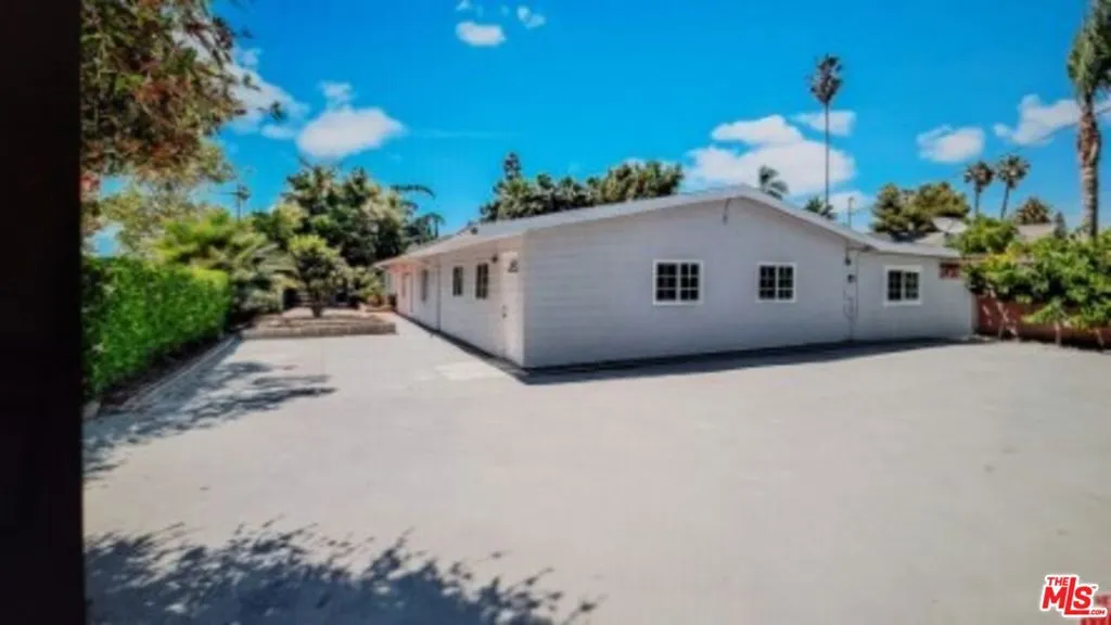 4669 W Olympic Boulevard, Los Angeles, California 90019 home-pic-1