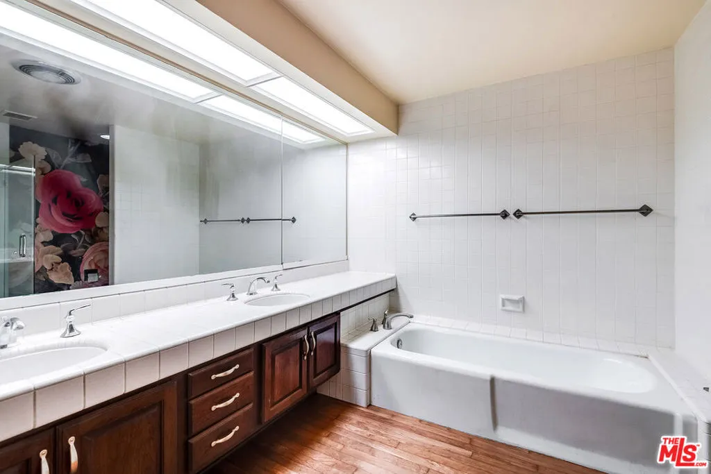 211 S Spalding Drive 107n, Beverly Hills, California 90212 home-pic-14