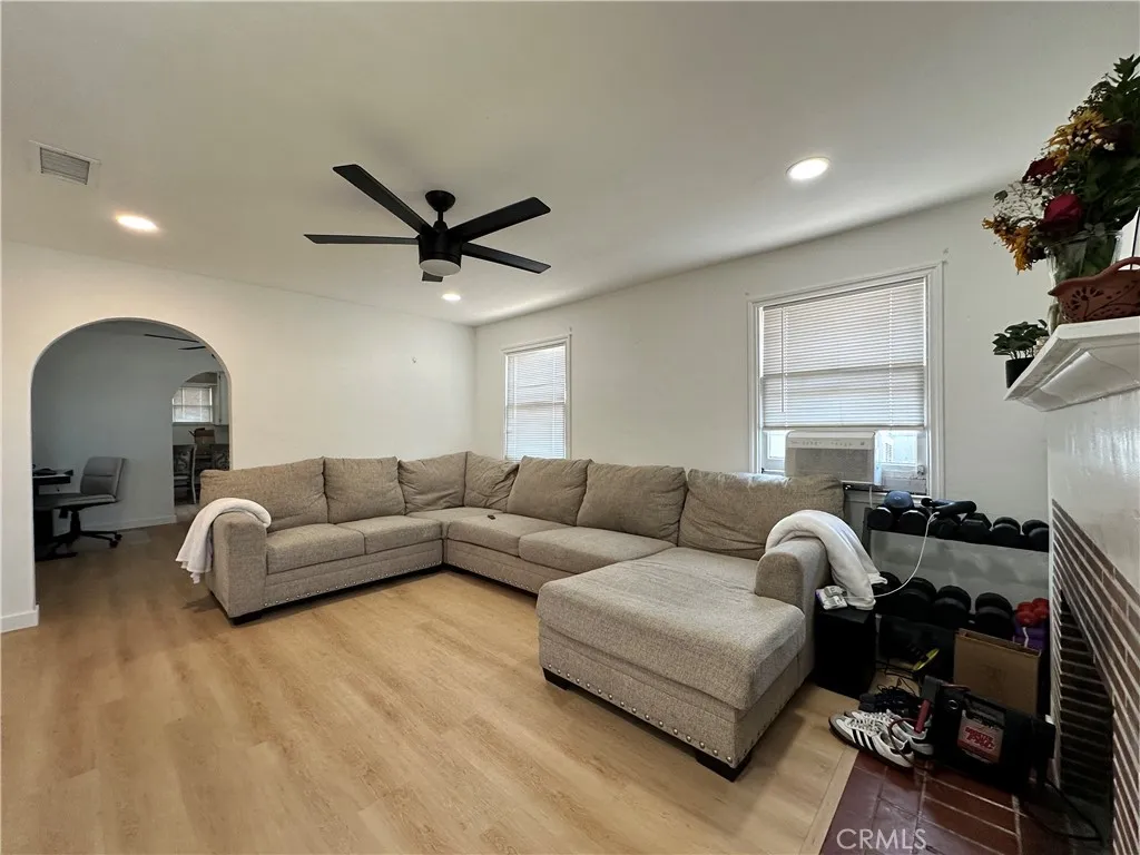 2240 Walnut Avenue, Signal Hill, California 90755 home-pic-2
