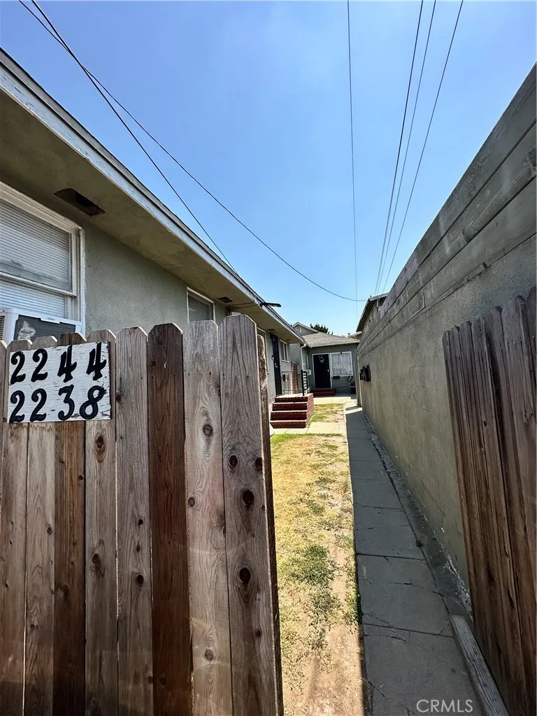 2240 Walnut Avenue, Signal Hill, California 90755 home-pic-1
