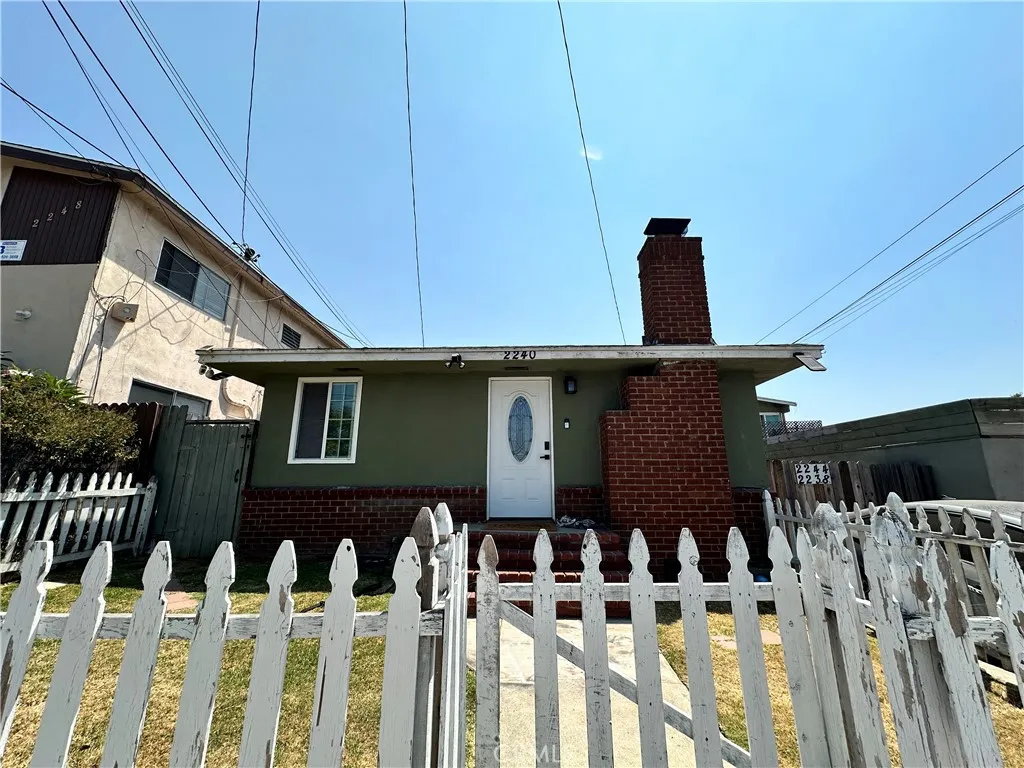 2240 Walnut Avenue, Signal Hill, California 90755, ,Residential Income,For Sale,Walnut,OC25178958