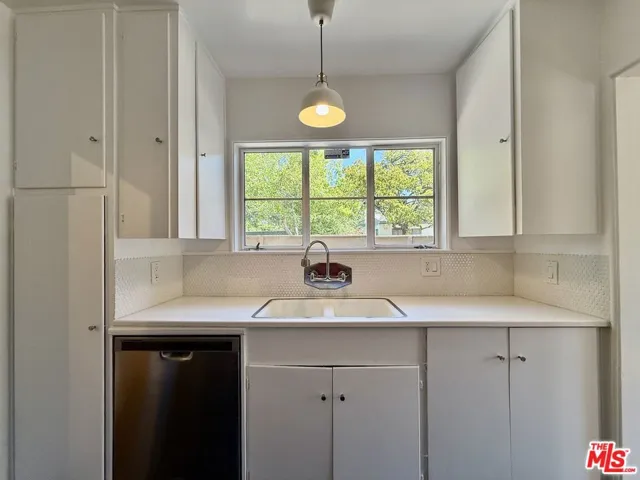 5530 Village, Los Angeles, California 90016