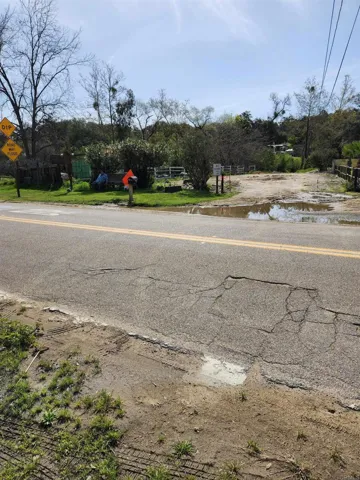 Easement entry is on 5th Street near the Rainbow Oaks Restaurant.