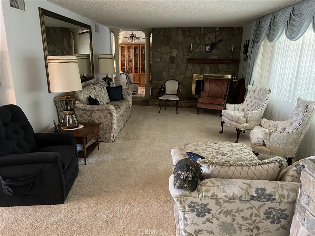 44705 Lowtree Avenue, Lancaster, California 93534 home-pic-2
