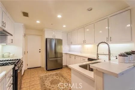 225 Lonetree, Irvine, California 92603