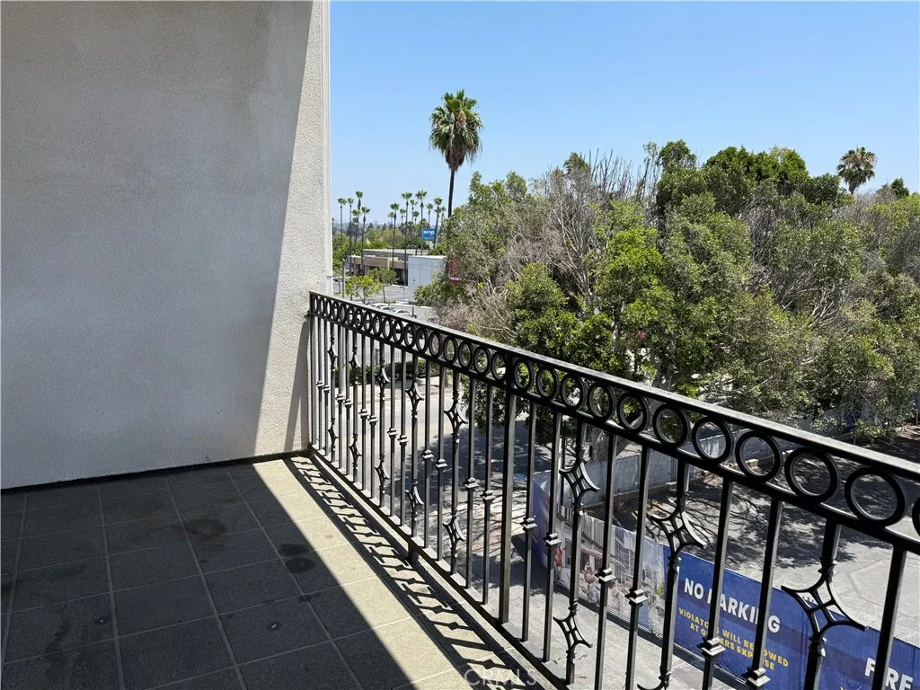 3750 Santa Rosalia Drive 413, Los Angeles, California 90008 home-pic-16