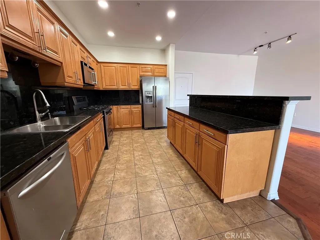 3750 Santa Rosalia Drive 413, Los Angeles, California 90008 home-pic-9