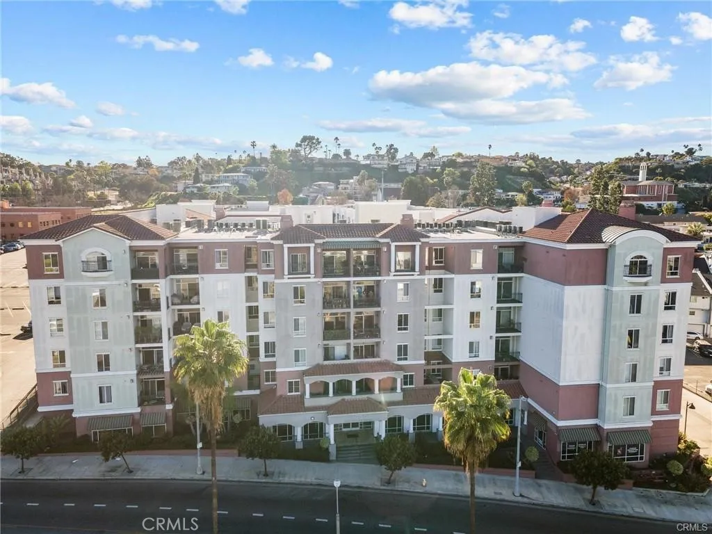 3750 Santa Rosalia Drive 413, Los Angeles, California 90008 home-pic-2
