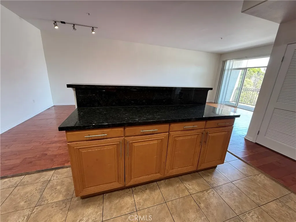 3750 Santa Rosalia Drive 413, Los Angeles, California 90008 home-pic-11