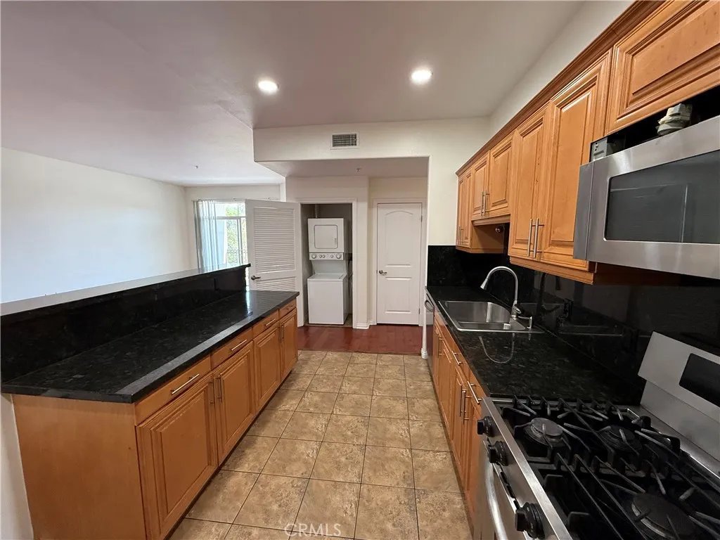 3750 Santa Rosalia Drive 413, Los Angeles, California 90008 home-pic-17