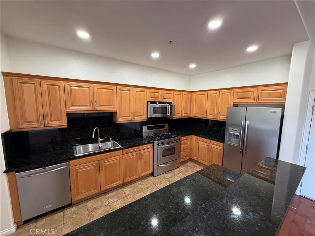 3750 Santa Rosalia Drive 413, Los Angeles, California 90008 home-pic-8