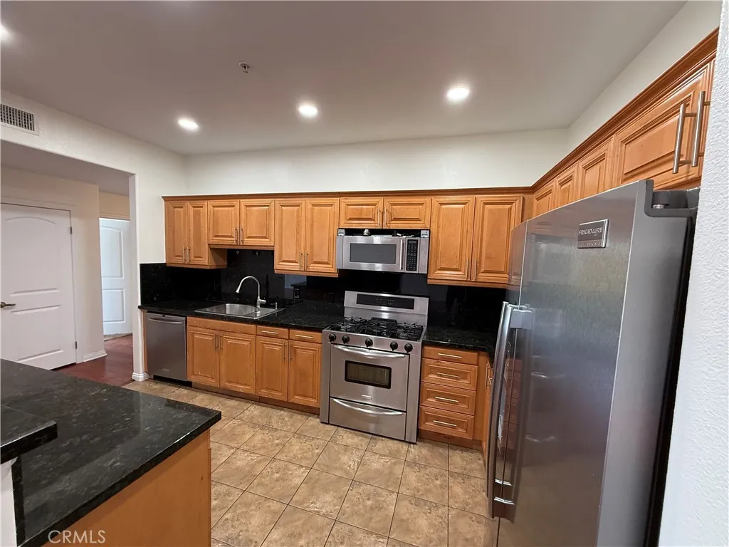 3750 Santa Rosalia Drive 413, Los Angeles, California 90008 home-pic-10