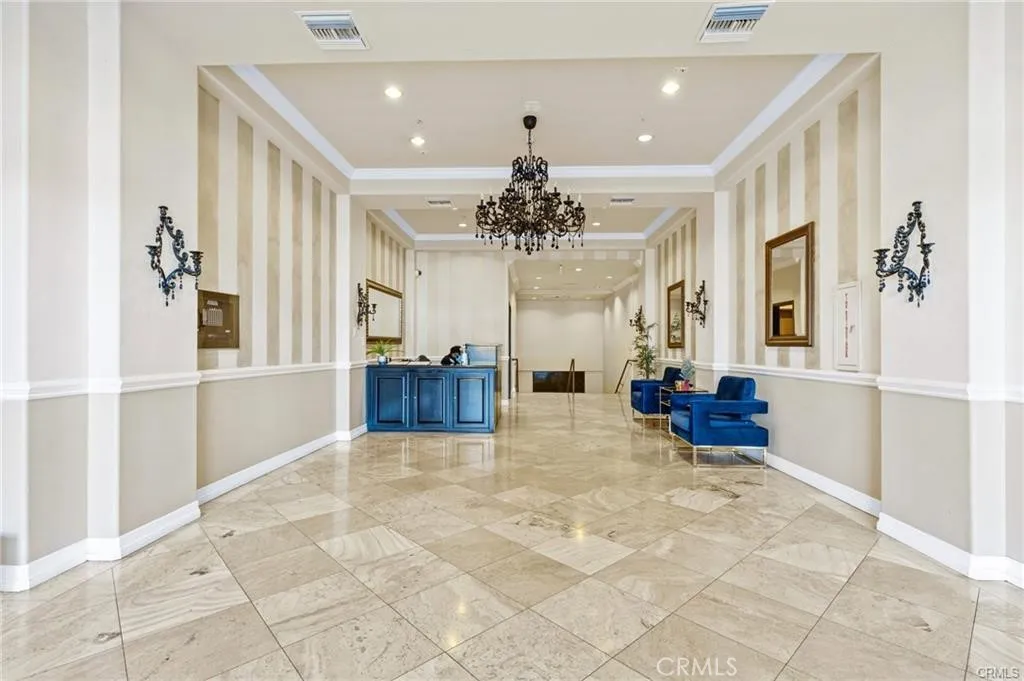 3750 Santa Rosalia Drive 413, Los Angeles, California 90008 home-pic-4