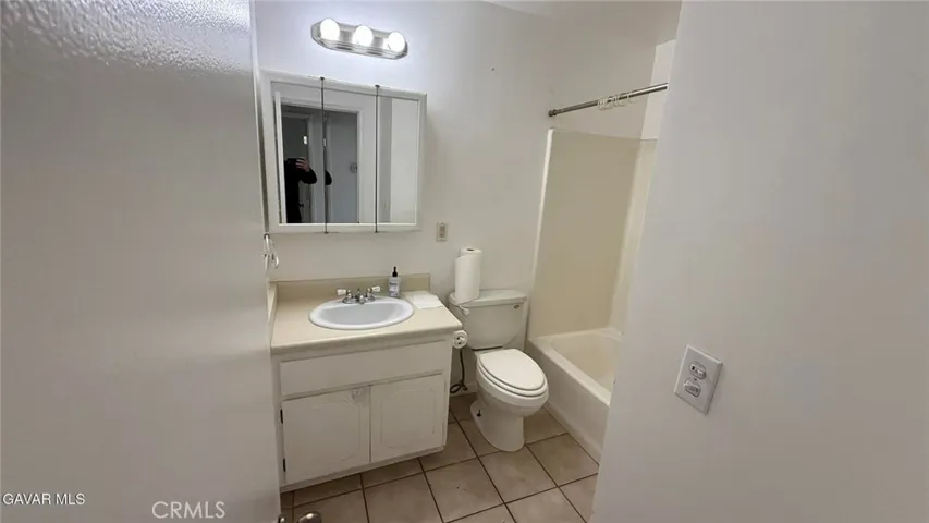 22090 Cherokee Avenue, Apple Valley, California 92307