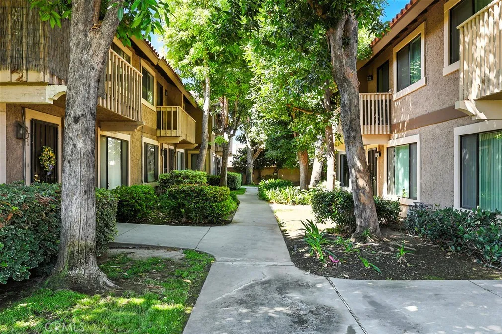 979 Willow Avenue, La Puente, California 91746 home-pic-3