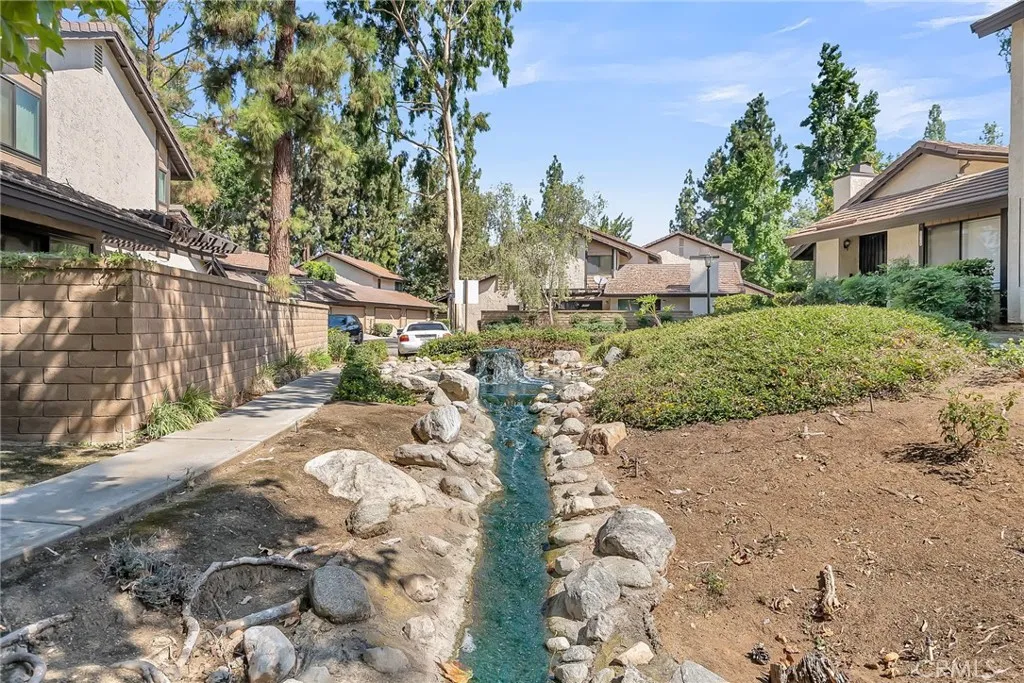 876 Via Mesa Verde, Riverside, California 92507 home-pic-6