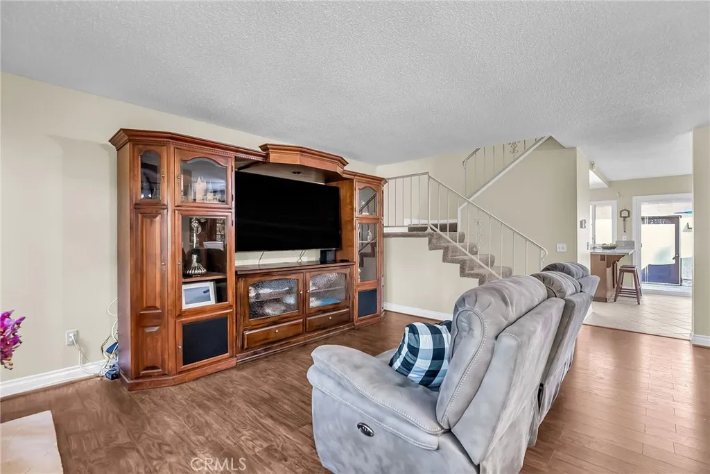 876 Via Mesa Verde, Riverside, California 92507 home-pic-8