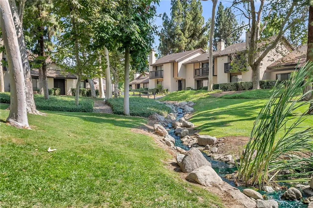 876 Via Mesa Verde, Riverside, California 92507 home-pic-4