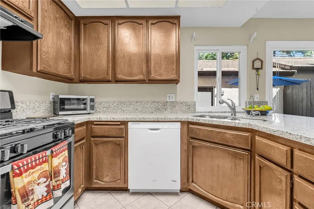 876 Via Mesa Verde, Riverside, California 92507 home-pic-16